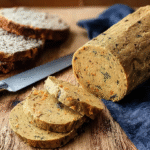 Seitan sans gluten : savoureuse alternative végétale à tester 5 Seitan sans gluten maison sur planche en bois