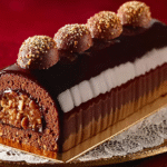 Bûche aux Deux Chocolats Sans Gluten : Recette Festive et Facile 5 Bûche aux Deux Chocolats sans gluten avec glaçage brillant et noisettes