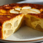 Flan aux pommes et yaourt sans gluten : fondant, simple et irrésistible 5 Flan aux pommes et yaourt sans gluten sorti du four dans un plat rustique