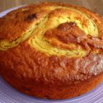 gâteau à la banane sans gluten doré et moelleux sur une table en bois
