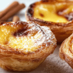 Gâteau portugais : recette sans gluten du mythique Pastel de Nata 5 Gâteau portugais sans gluten pastel de nata sur une table rustique