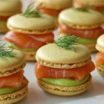 Macarons salés au saumon fumé et crème d’avocat citronnée faciles et sans gluten 5 macarons salés au saumon fumé et crème d’avocat citronnée en présentation élégante