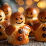 Manalas de Noël sans gluten : moelleux, festifs et faciles à faire 5 Manalas de Noël sans gluten dorés sur table en bois rustique