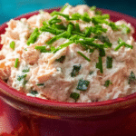 Rillettes de saumon festives et sans gluten : une entrée irrésistible pour Noël 5 Rillettes de saumon sans gluten pour Noël sur table festive