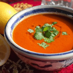 Soupe à la tomate maison sans gluten dans un bol rustique