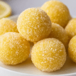 Truffes au citron sans gluten : la recette facile, fraîche et gourmande 5 Truffes au citron sans gluten sur une assiette