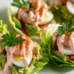 Coupelles de laitue au saumon fumé avocat et œufs de caille sans gluten 5 Coupelles de laitue au saumon fumé, avocat et œufs de caille servies à table