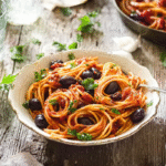 Pasta Puttanesca sans Gluten : Saveurs Authentiques et Recette Express 5 Assiette de Pasta Puttanesca sans gluten, olives et câpres