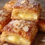 Feuilletés aux amandes et à la crème sans gluten sur table rustique
