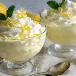 Mousse Crémeuse au Citron en 5 Minutes – Dessert Léger Sans Gluten 5 Mousse crémeuse au citron en 5 minutes dans une verrine décorée