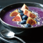 nicecream banane et myrtilles dans un bol pastel avec fruits frais