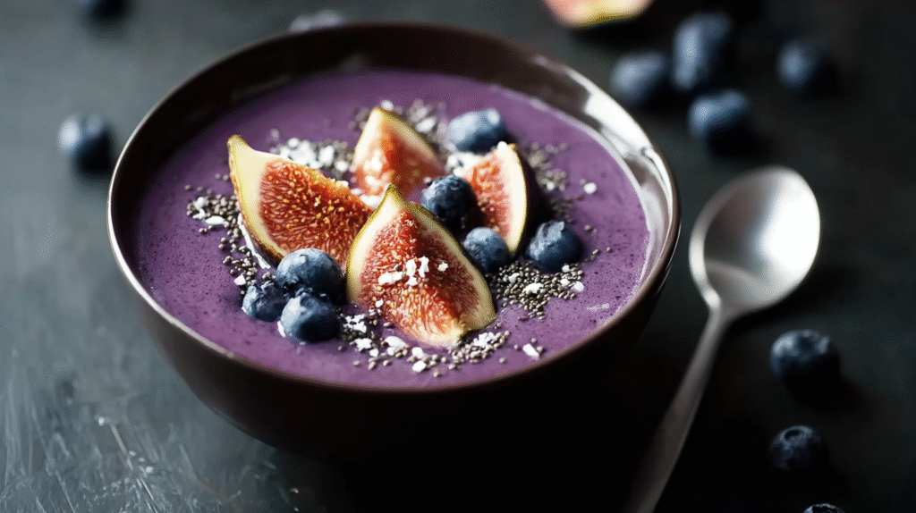 présentation élégante de nicecream banane et myrtilles